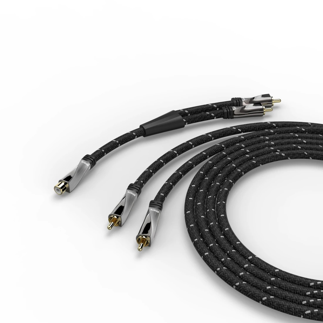Tre cavi audio neri con cavi intrecciati e connettori argentati, su sfondo bianco. Due cavi sono insieme.