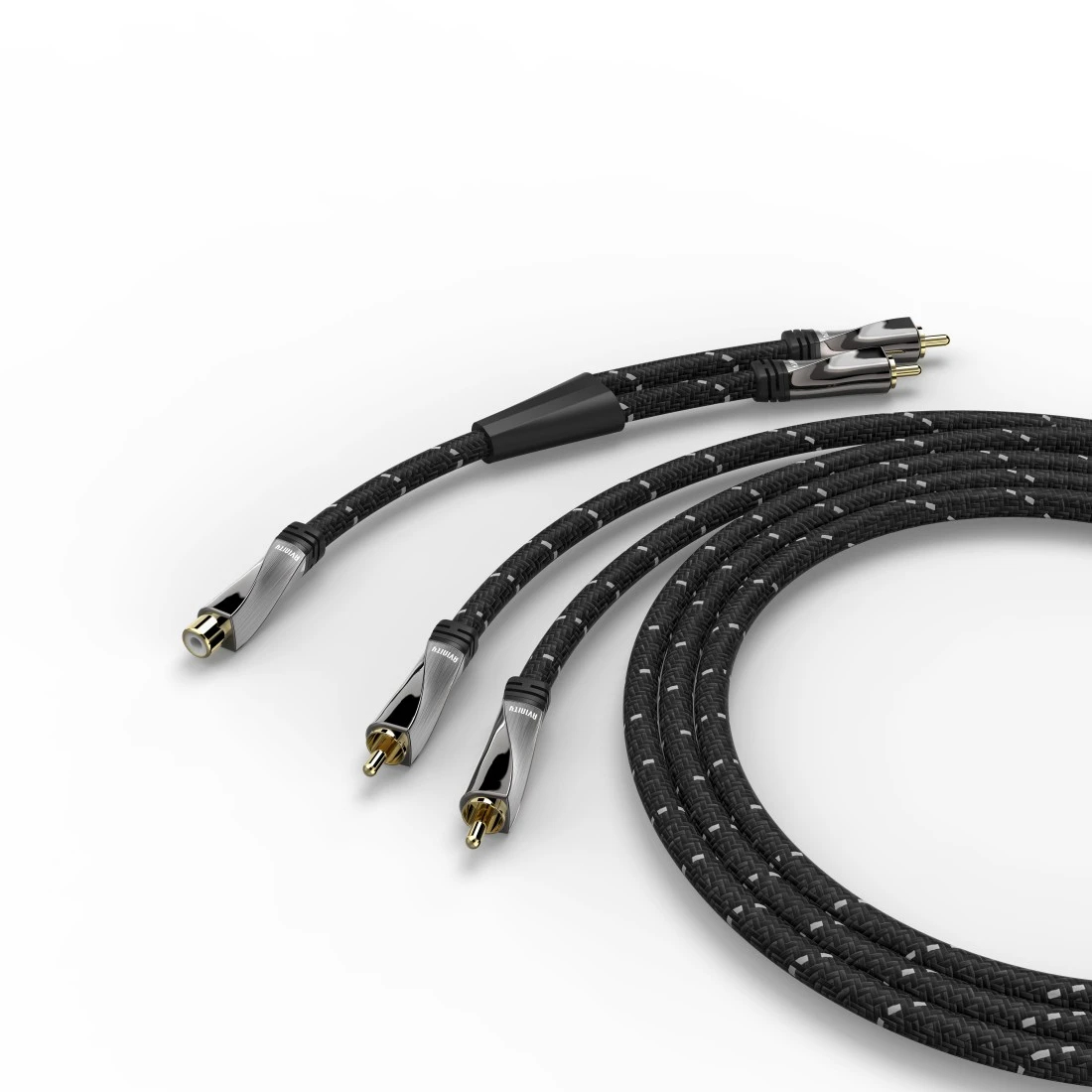 Tre cavi audio neri con cavi intrecciati e connettori argentati, su sfondo bianco.