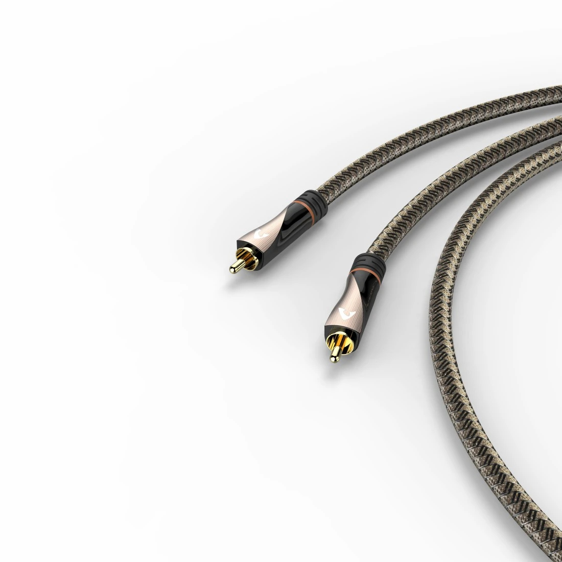 Due cavi audio con connettori dorati e cavi intrecciati. Lo sfondo è bianco. I cavi sono grigi.