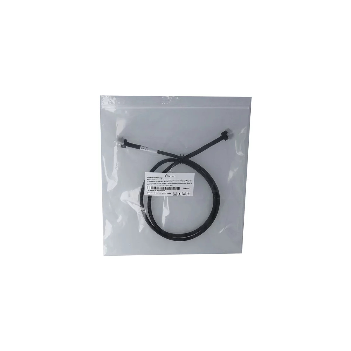 Cavo nero in sacchetto di plastica trasparente, con etichette e connettori, sfondo bianco.