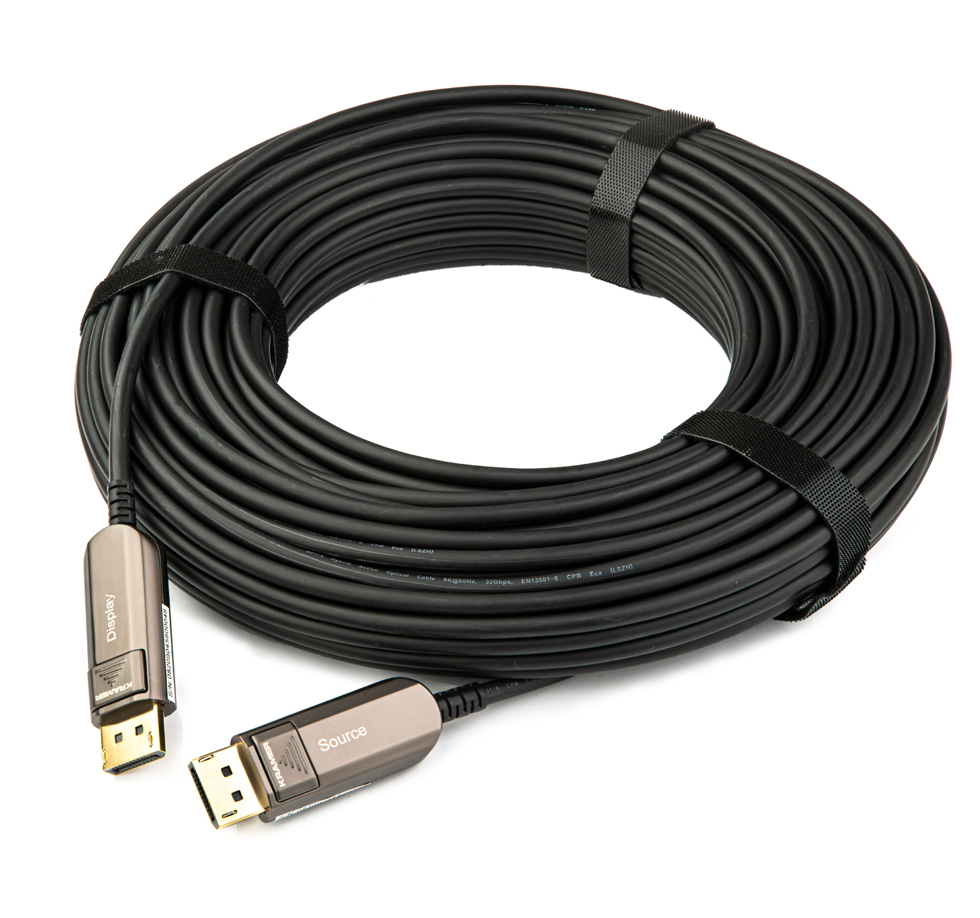 Un cavo DisplayPort nero arrotolato su una superficie bianca, con estremità metalliche.