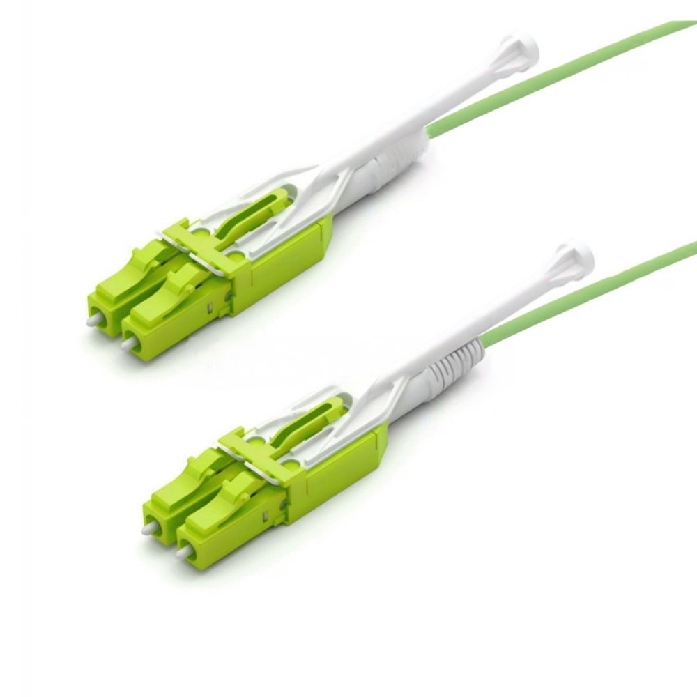 Due connettori in fibra ottica verdi con cavo verde, isolati su bianco.