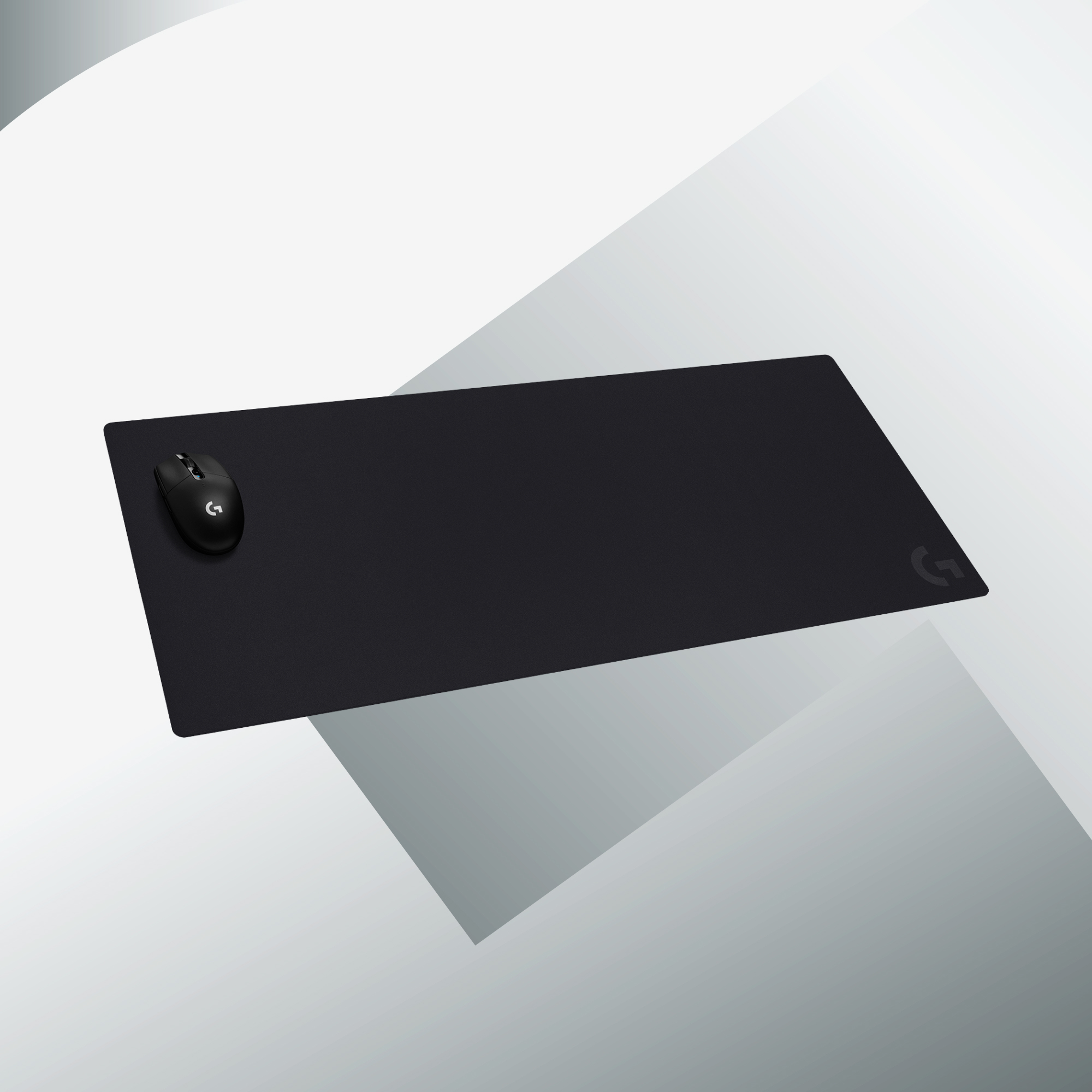 Czarna mysz na czarnej podkładce z logo Logitech, na tle gradientu.