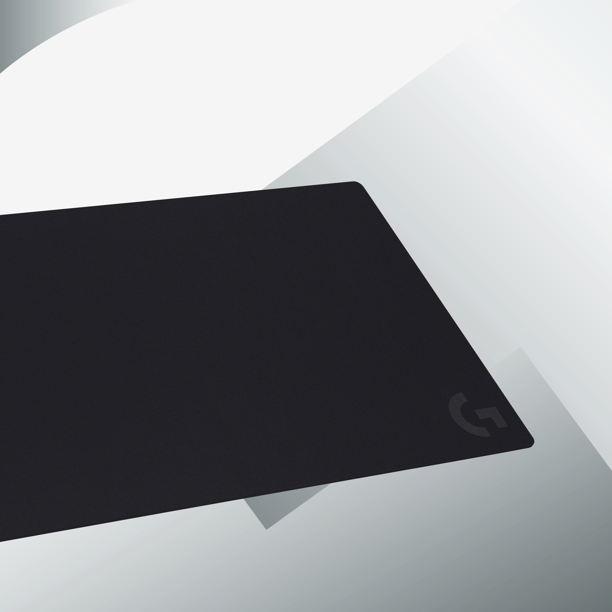 Czarna podkładka pod mysz z logo 'G' Logitecha, widok z góry pod kątem.