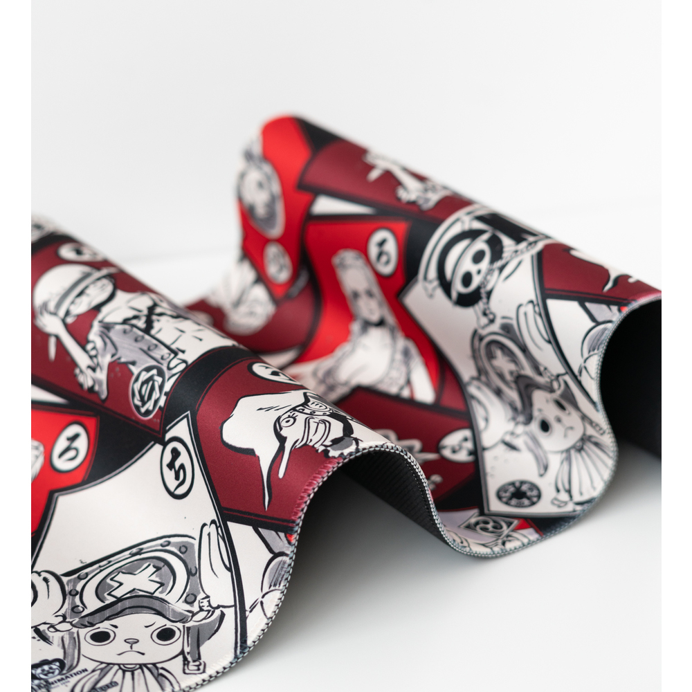 Zwinięta podkładka pod mysz One Piece. Zawiera postacie i symbole One Piece. Białe tło.