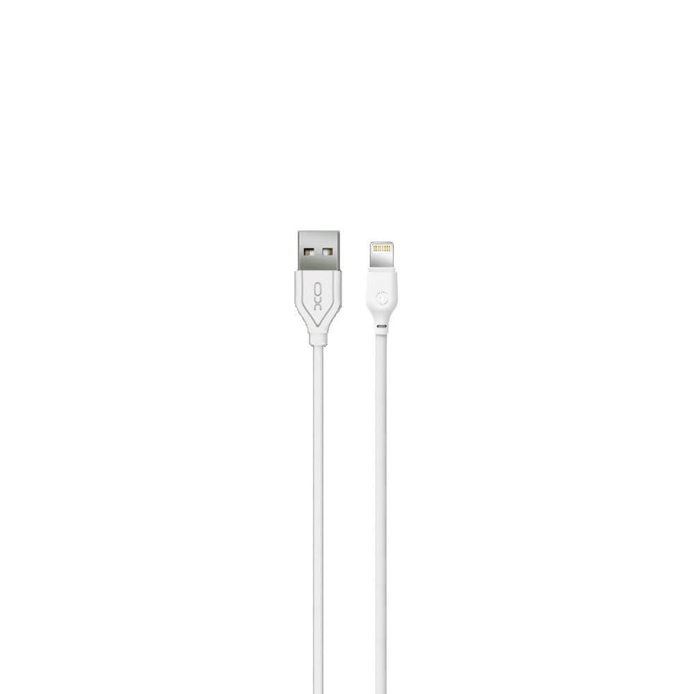 Cavo da USB a Lightning bianco. Marchio XO. Sfondo bianco.