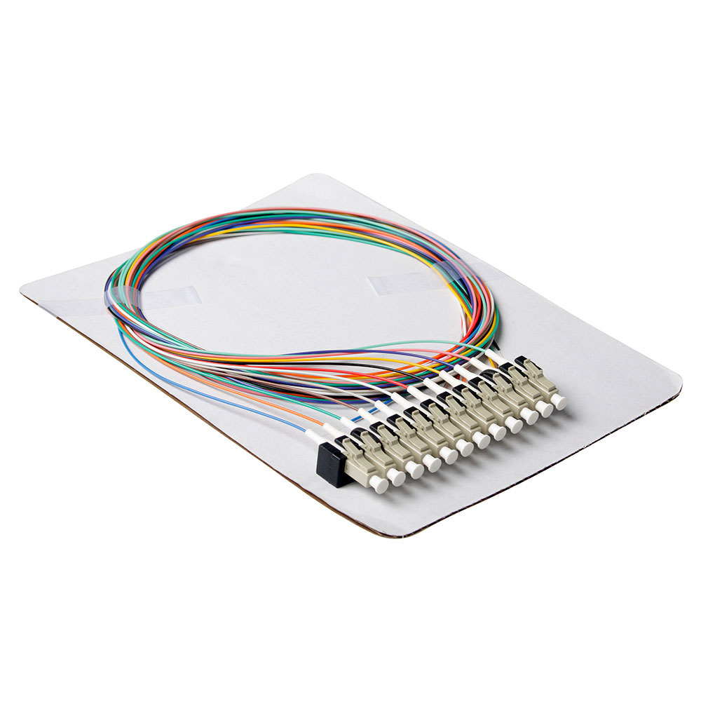 Cavi in fibra ottica multicolore collegati a connettori beige su una base bianca. Sfondo bianco.