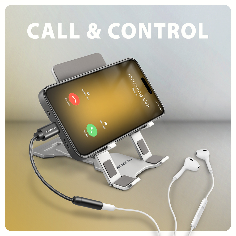 Smartfon na stojaku z połączeniem przychodzącym, z podłączonym zestawem słuchawkowym i kablem ładującym.