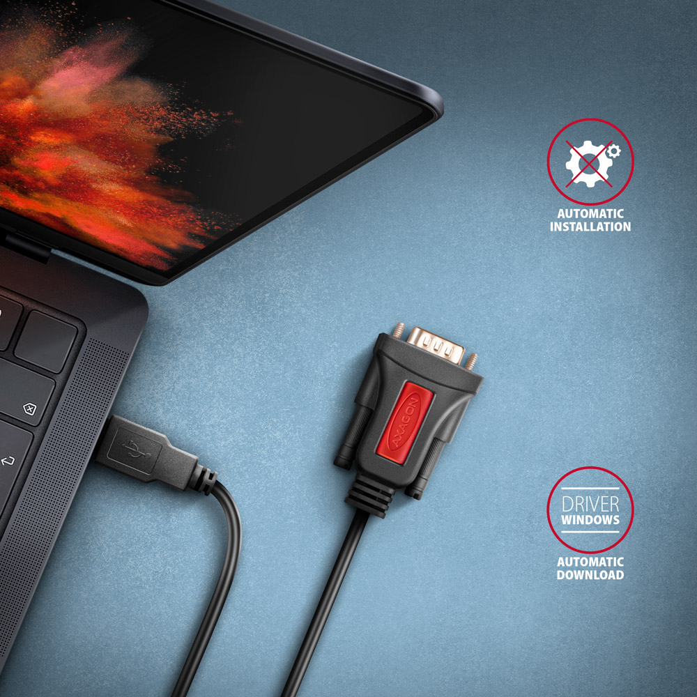 Laptop z kablem USB i złączem portu szeregowego. Tekst opisuje funkcje.