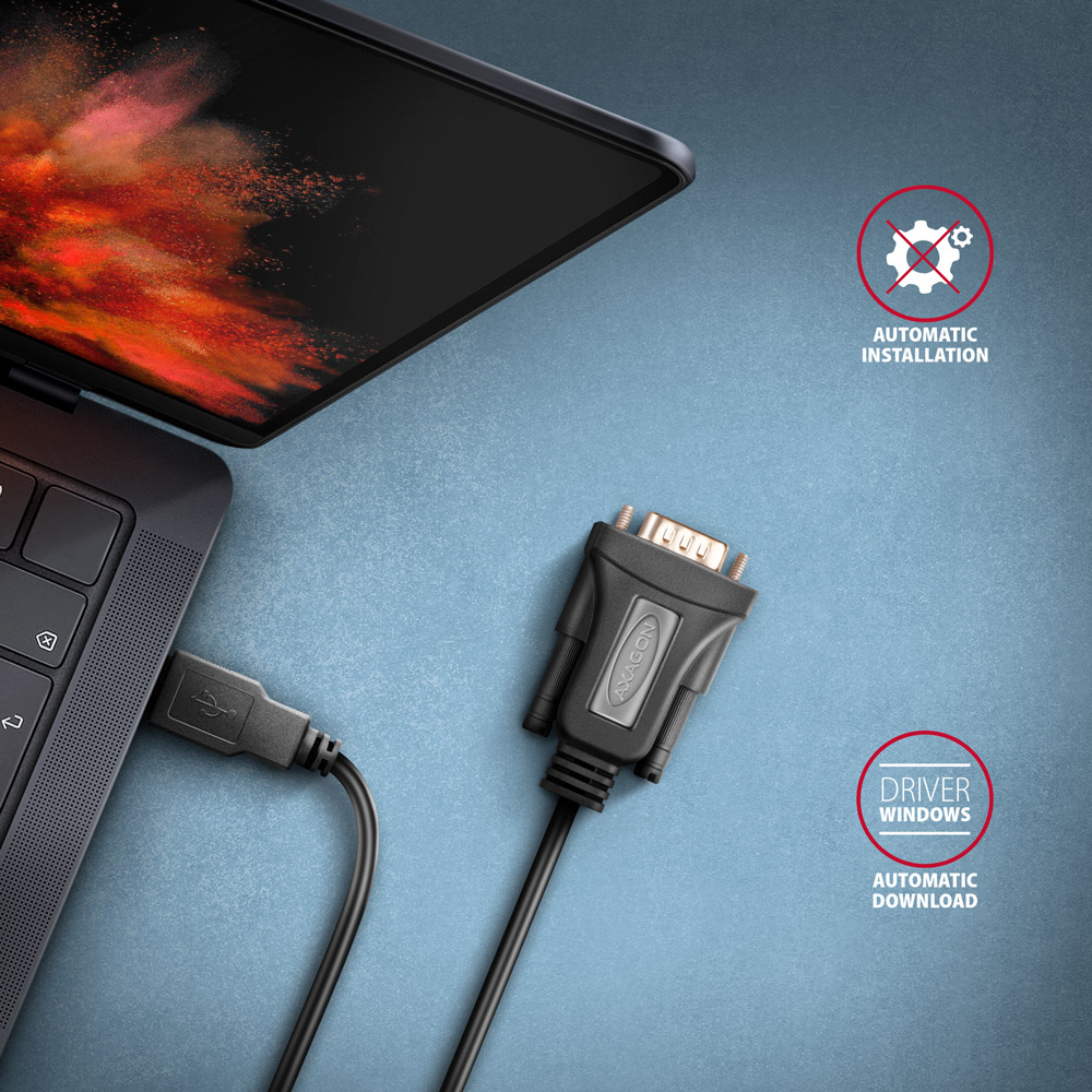 Laptop con cavo USB collegato. Cavo collegato a connettore nero. Etichette: installazione automatica.