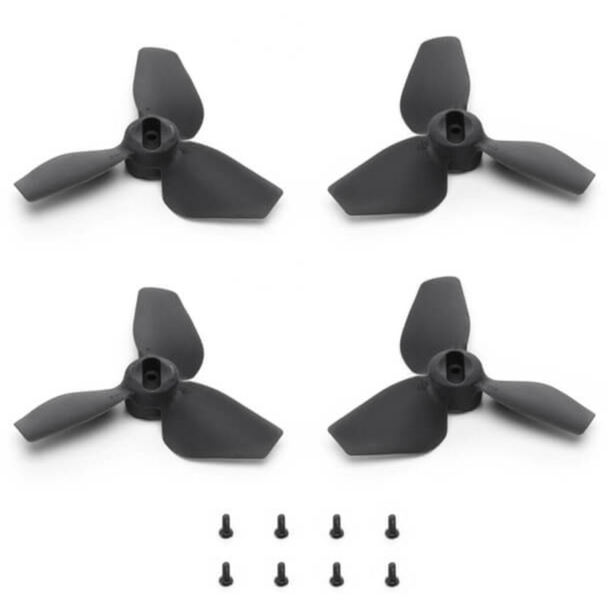 Juego de cuatro hélices de drones y ocho tornillos pequeños, sobre fondo blanco.