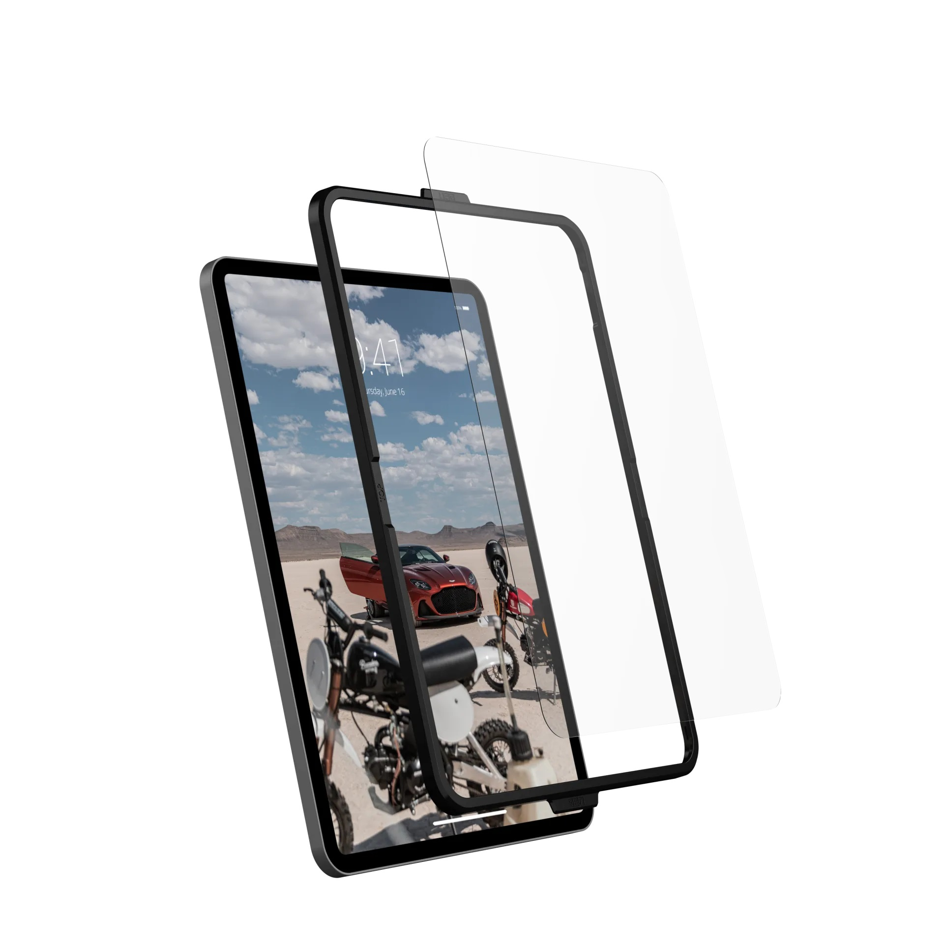 Tablet con protezione schermo. Schermo mostra veicoli e paesaggio. Sfondo bianco.