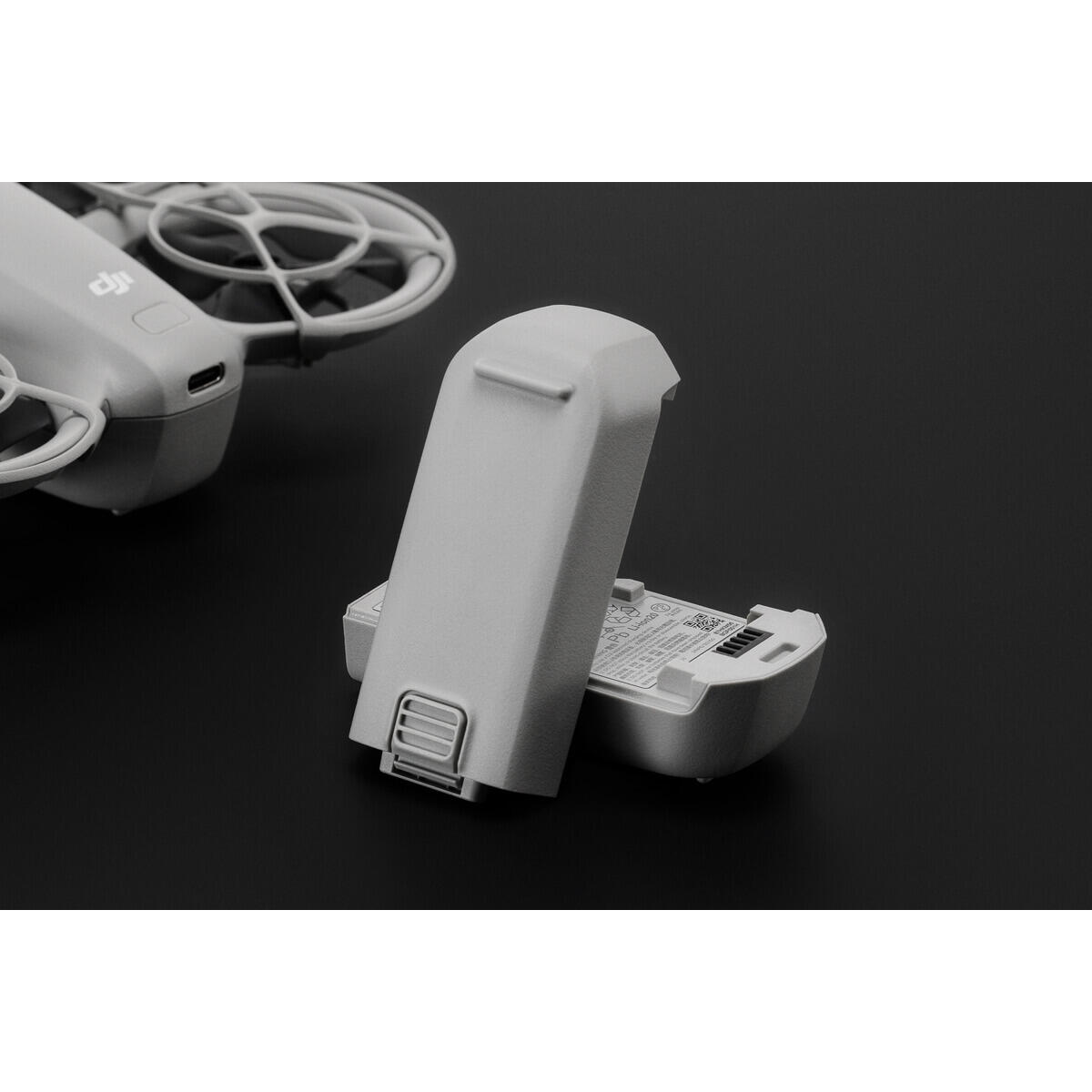 Drone e batteria. Batteria aperta. Sfondo nero.