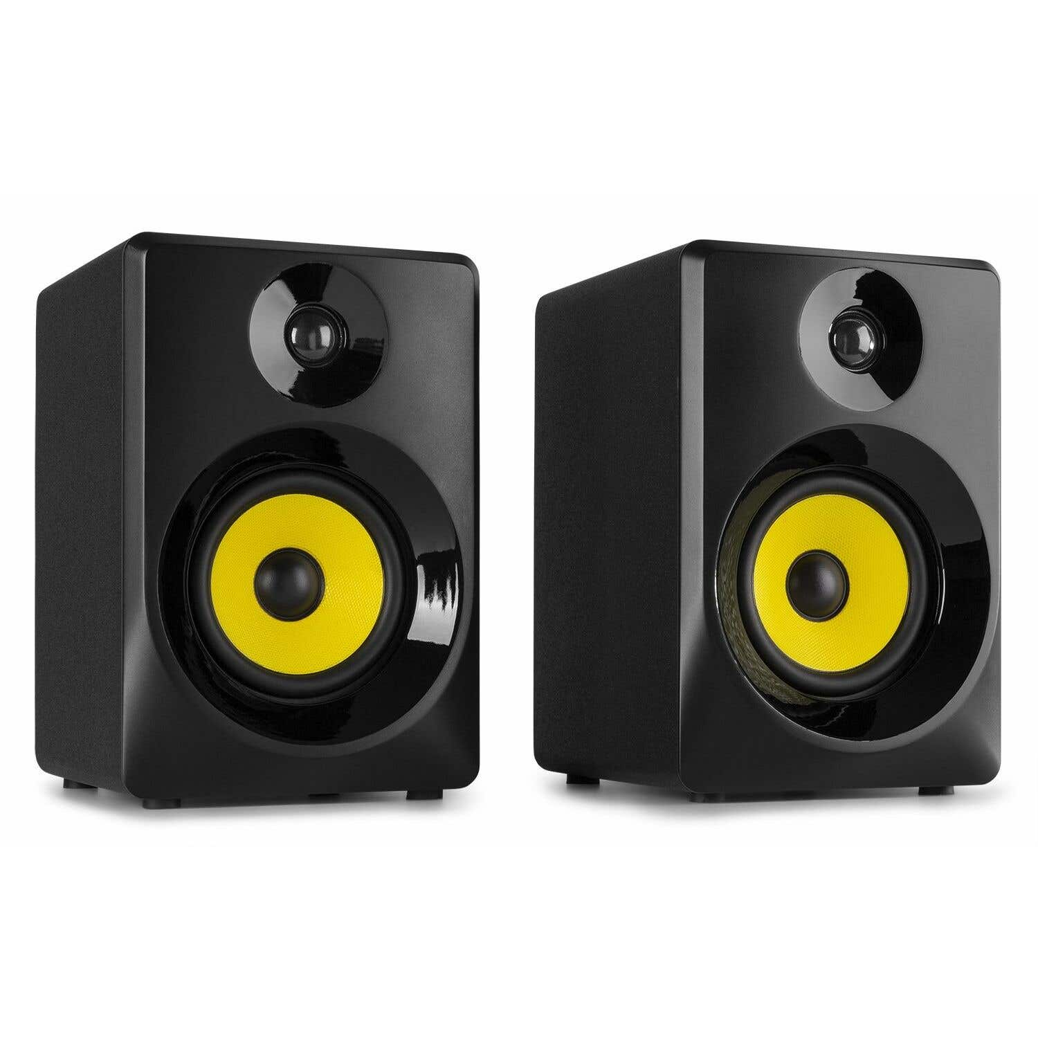 Twee zwarte speakers met gele speakerconussen.