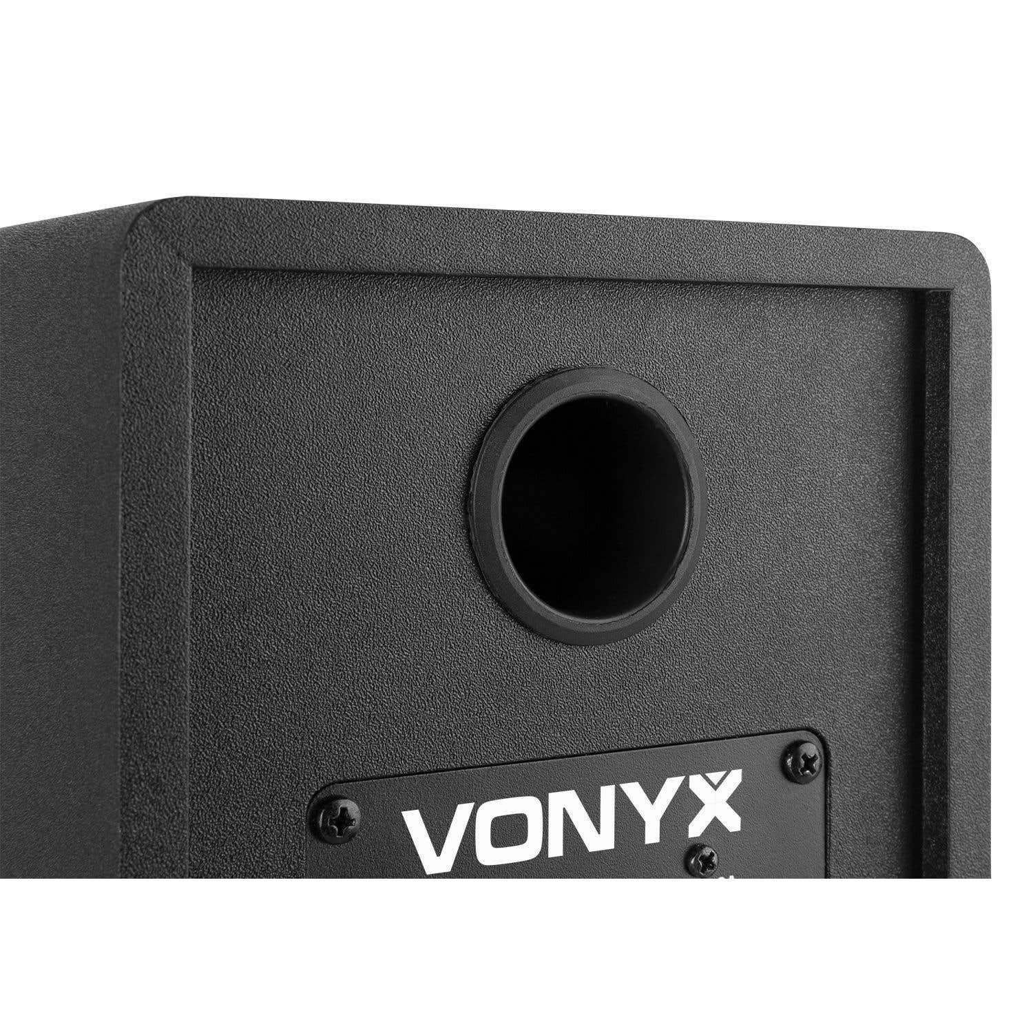 Zwart achterpaneel van een luidspreker met VONYX-logo en een poort.