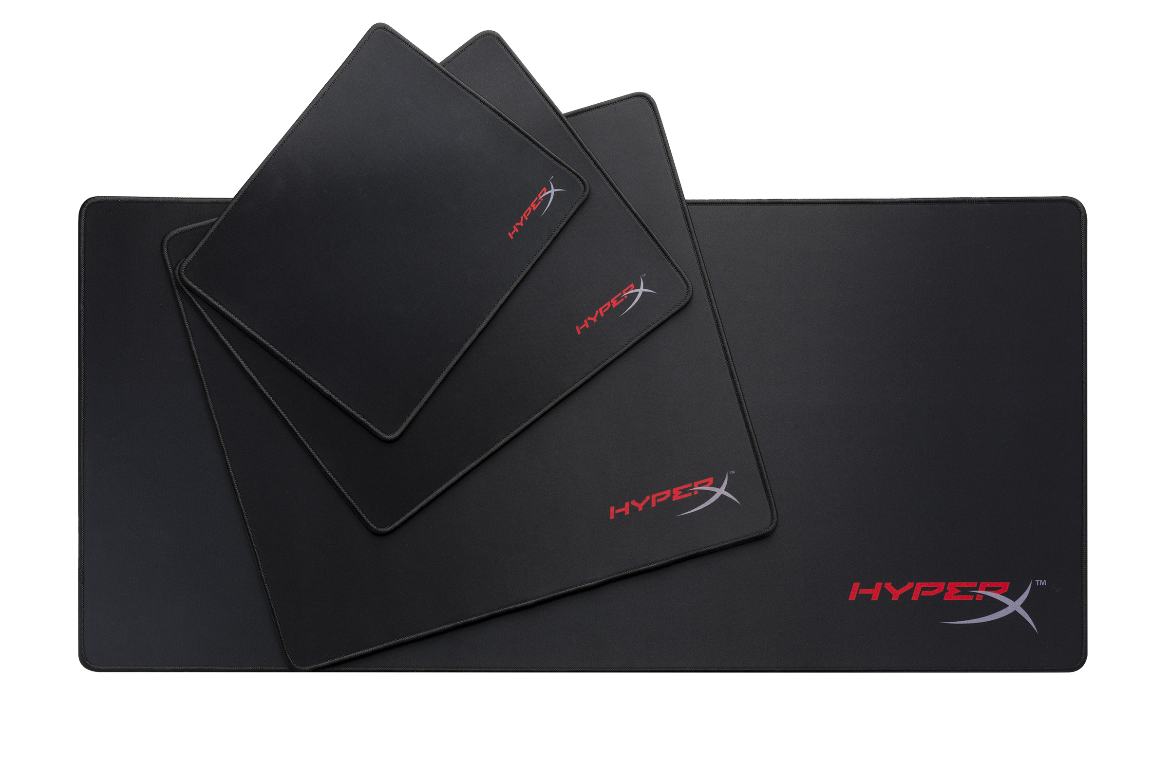Trzy czarne podkładki pod mysz HyperX o różnych rozmiarach, ułożone na białej powierzchni z logo HyperX.