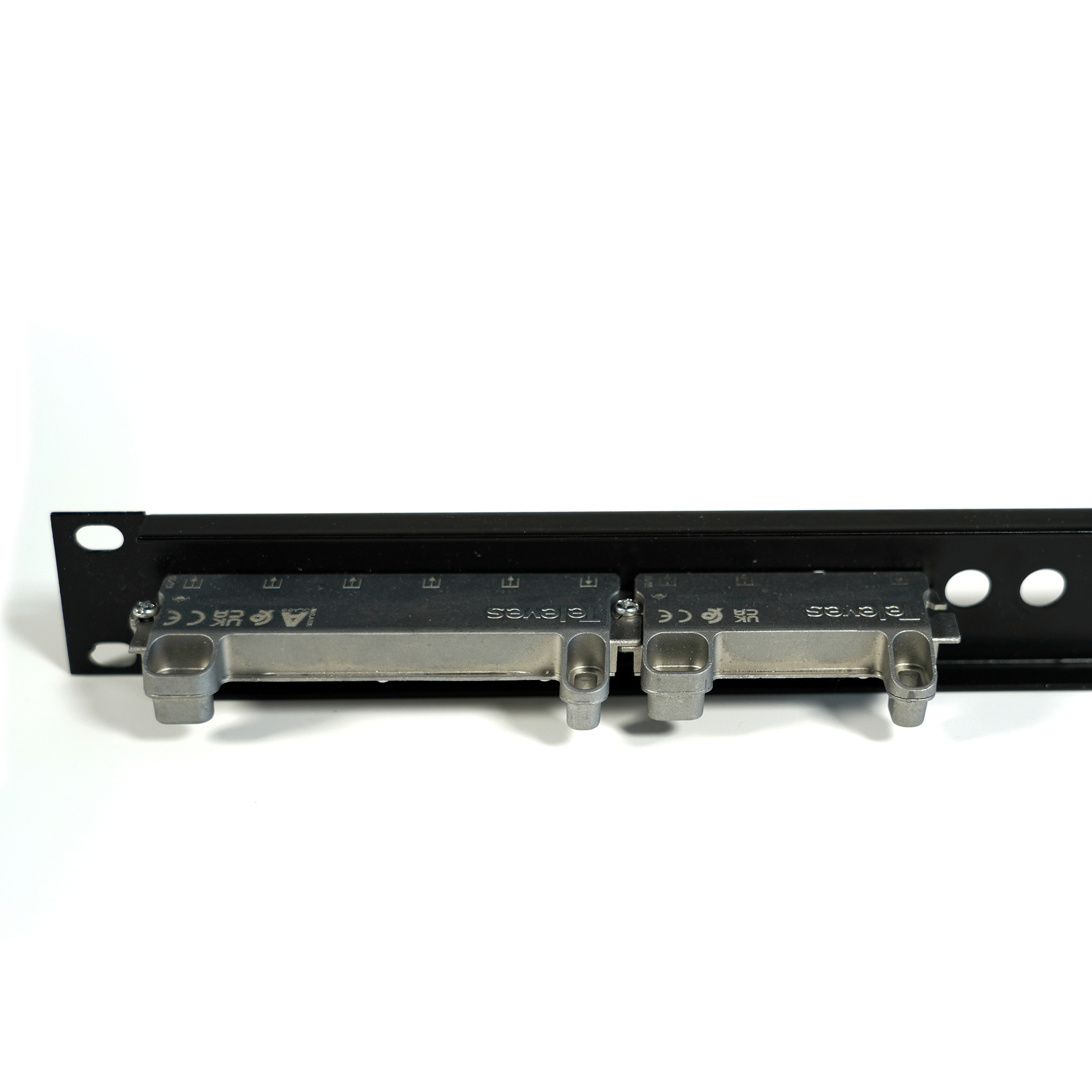 Un rack in metallo nero con connettori argentati. Sfondo bianco.