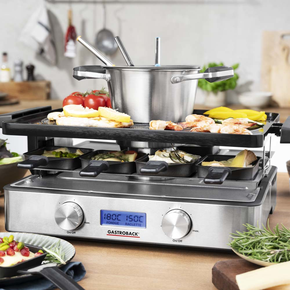 Una griglia per raclette con cibo e un display digitale che mostra le impostazioni della temperatura.