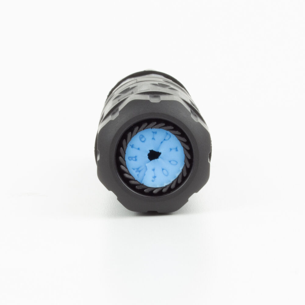 Primo piano di un connettore nero con interno blu. Il connettore ha un design circolare con testo.