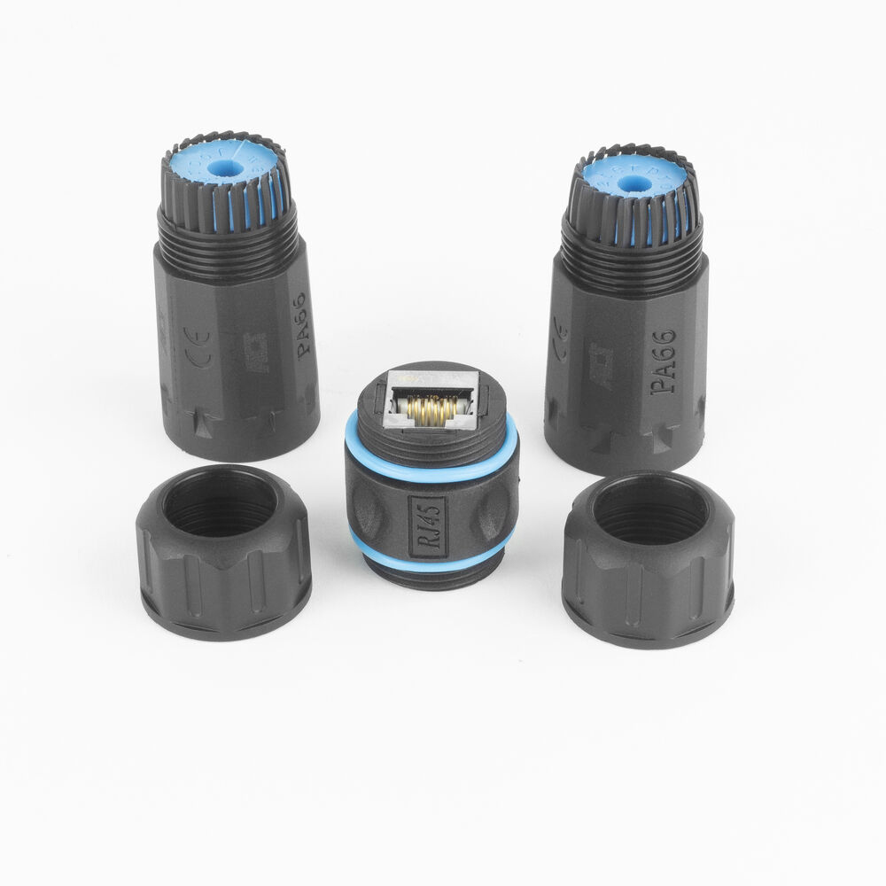 Connettori RJ45 neri. Alcuni smontati, che mostrano l'interno blu. Su una superficie bianca.