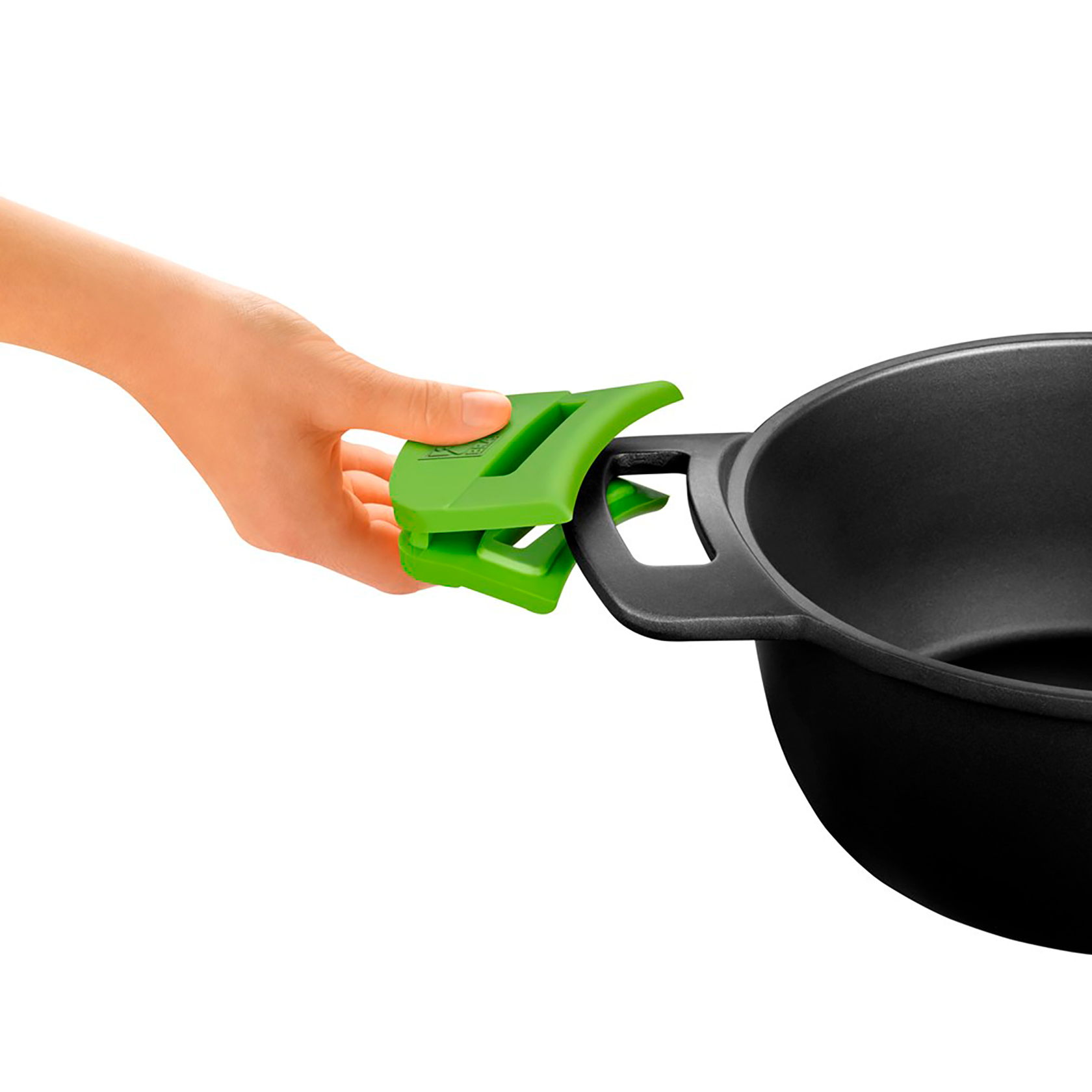 Una mano sosteniendo un clip de mango verde para olla. Olla negra en el fondo.