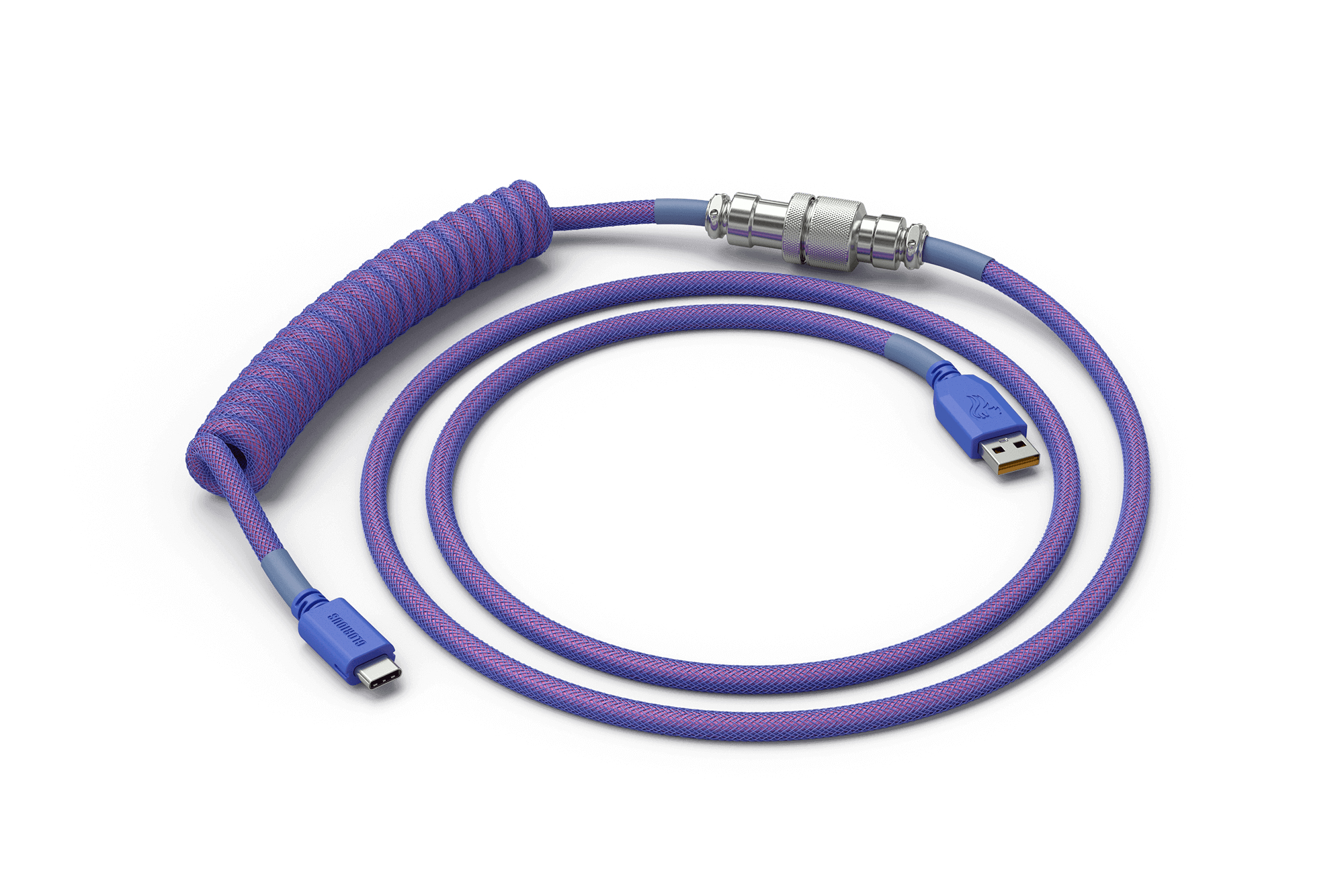 Cavo a spirale viola con connettori blu. Uno è USB-C, l'altro USB-A. Sfondo bianco.