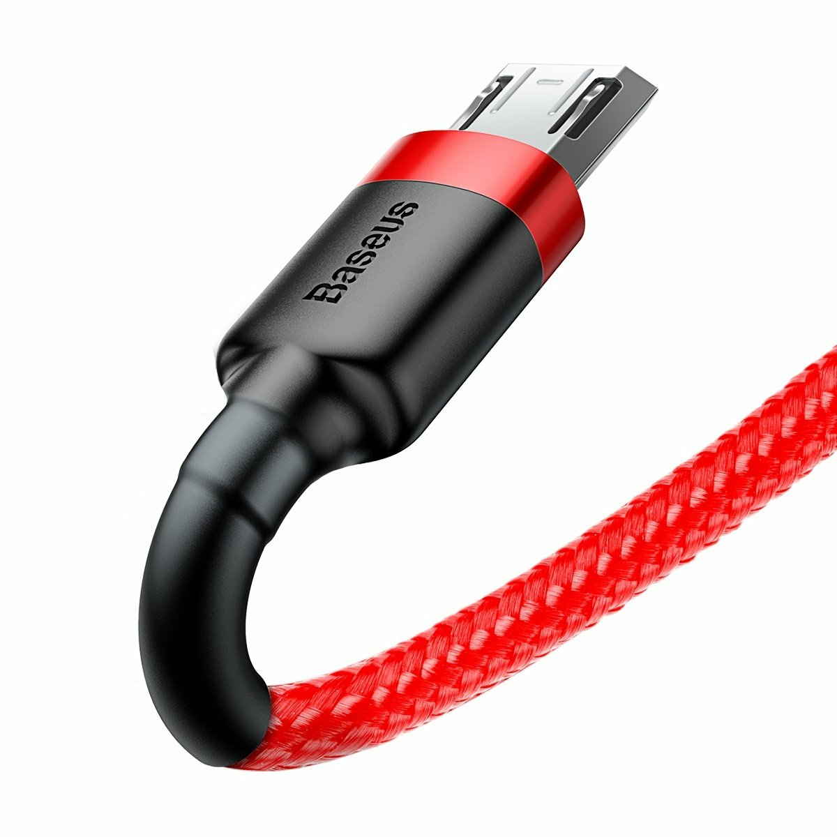 Czarny i czerwony kabel USB z czerwonym plecionym oplotem na białym tle.