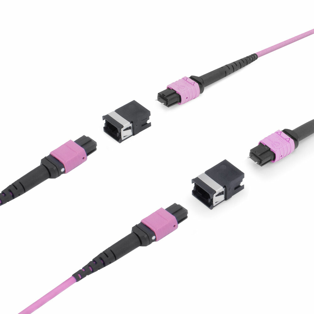 Primo piano di connettori rosa e neri. Diversi sono mostrati staccati.