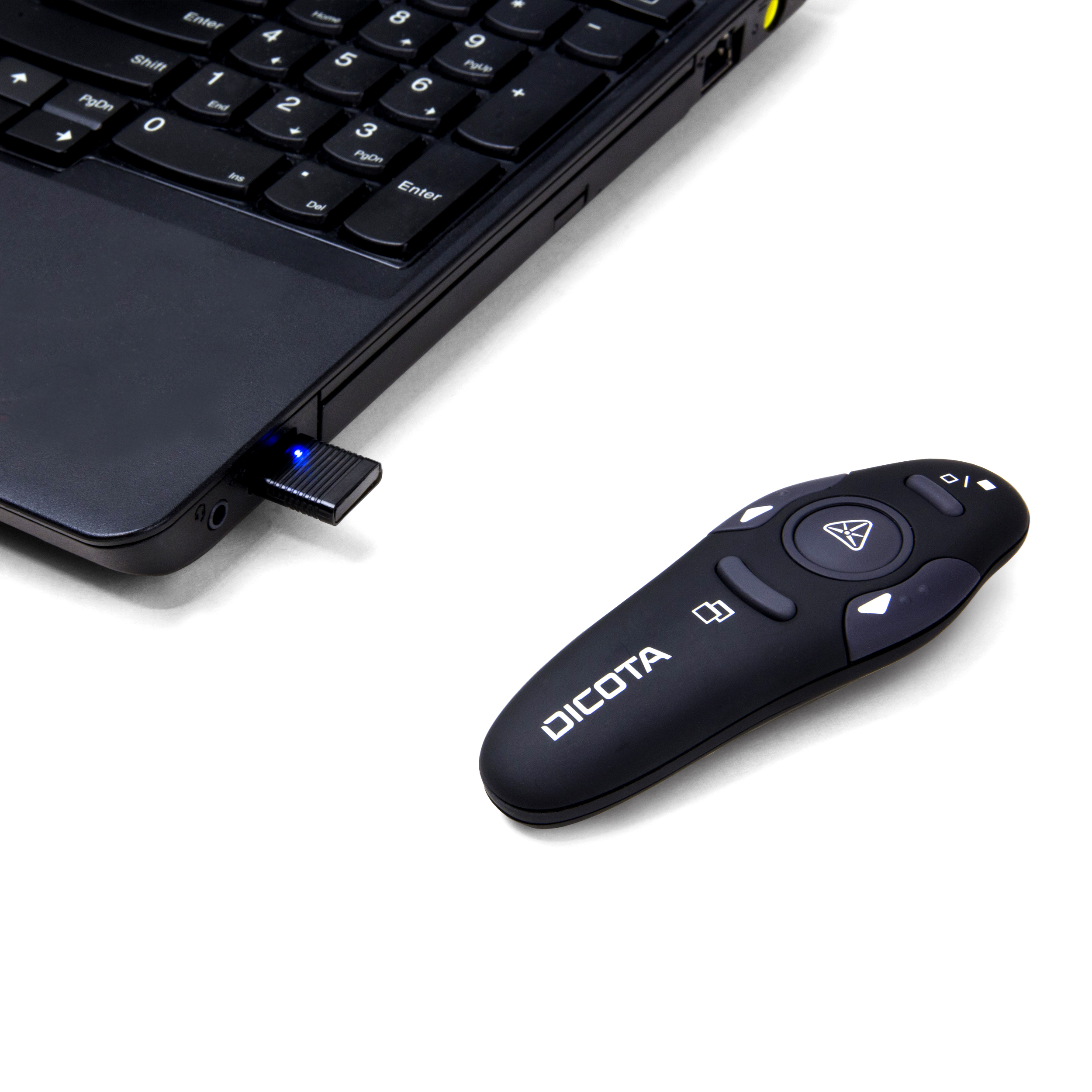 Schwarzer Dicota-Präsentator, verbunden mit einem Laptop mit USB-Empfänger.