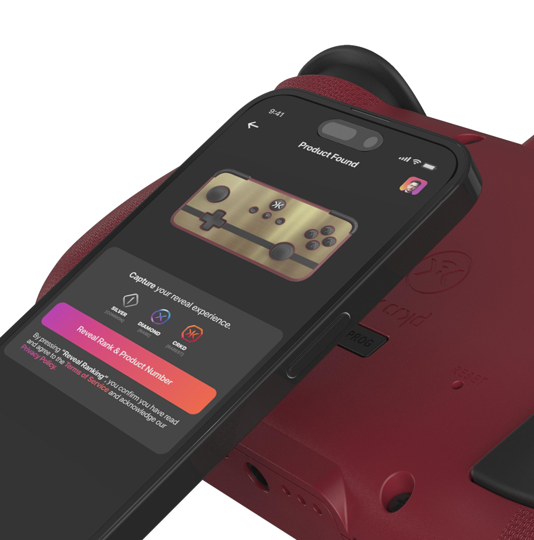 Smartphone che mostra la scansione del prodotto, su controller rosso, con sfondo bianco.