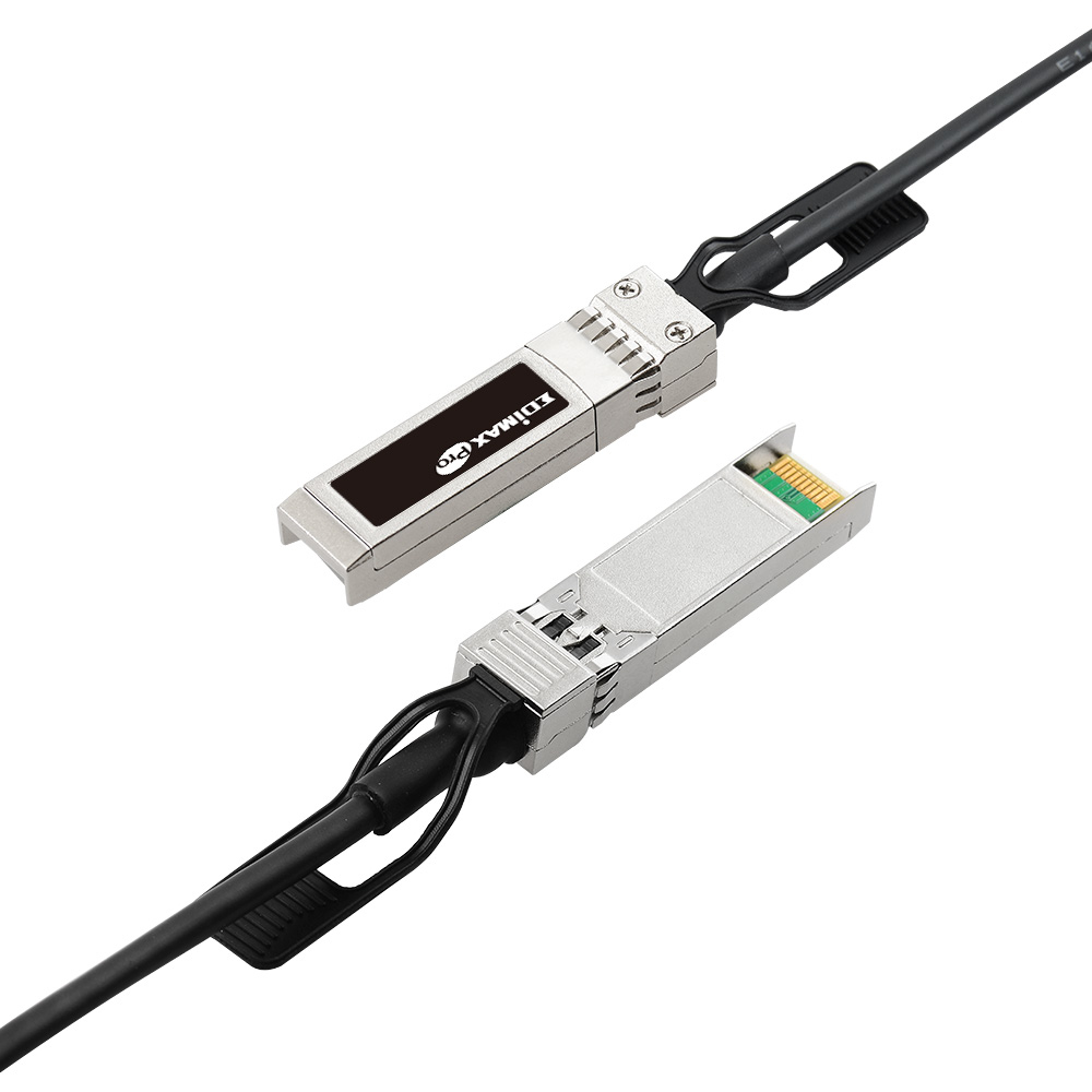 Due ricetrasmettitori SFP argentati, collegati da un cavo nero. Etichetta Edimax Pro visibile.