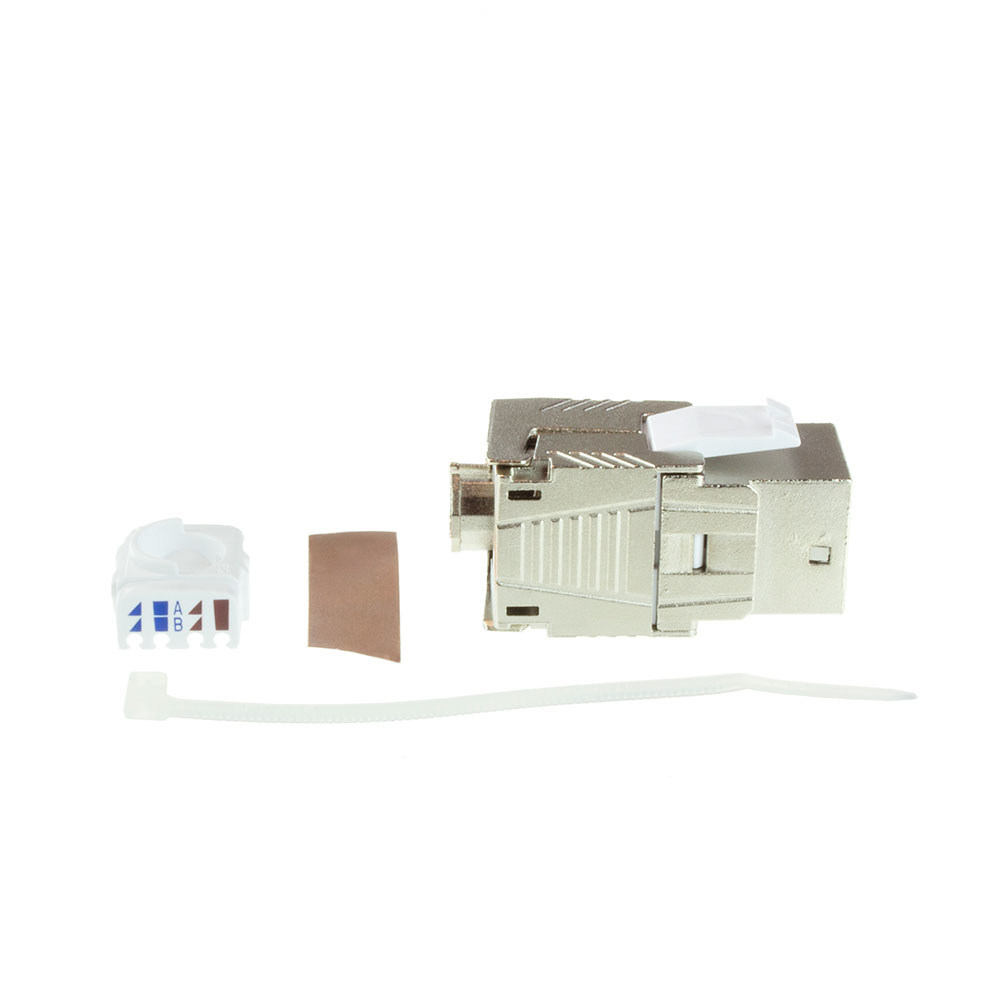 Una collezione di connettori di rete e una fascetta bianca, su sfondo bianco.