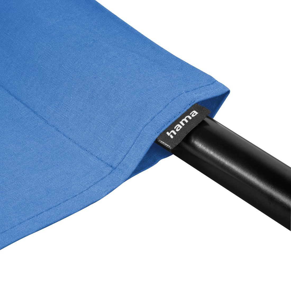 Blauer Schirmstoff an einem schwarzen Schirmstock, mit Markenetikett.