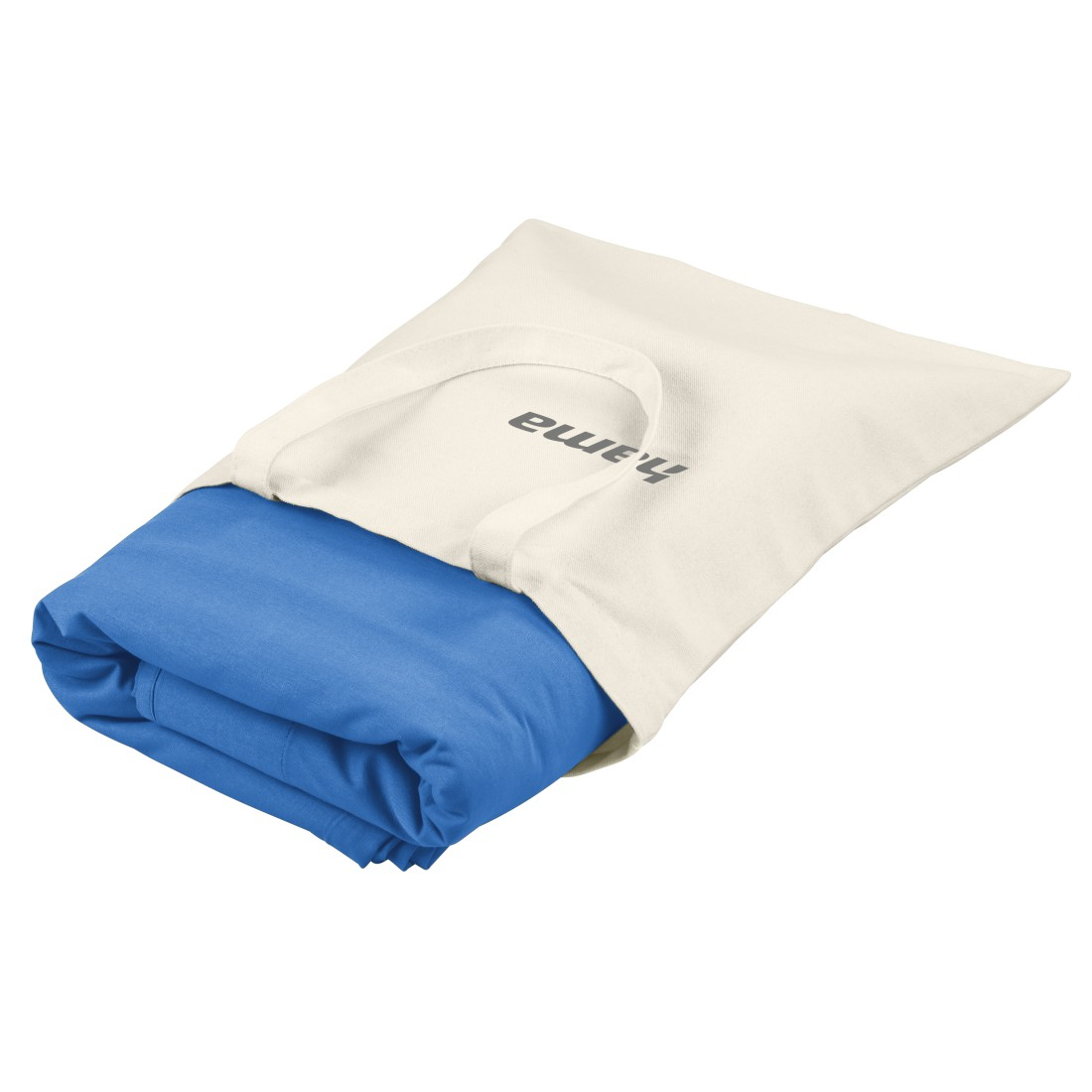 Eine blaue Decke, gefaltet in einer weißen Tasche mit 'Hama' aufgedruckt.