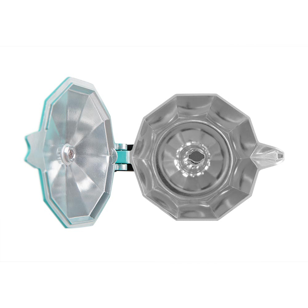 Widok z góry na otwarty ekspres do kawy moka, z niebieskim uchwytem.