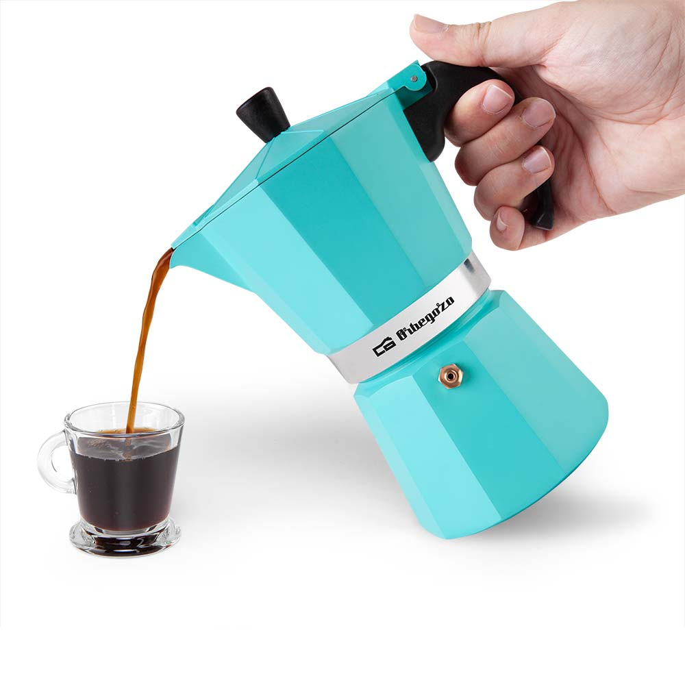 Niebieski ekspres do kawy przelewający kawę do szklanki. Białe tło.