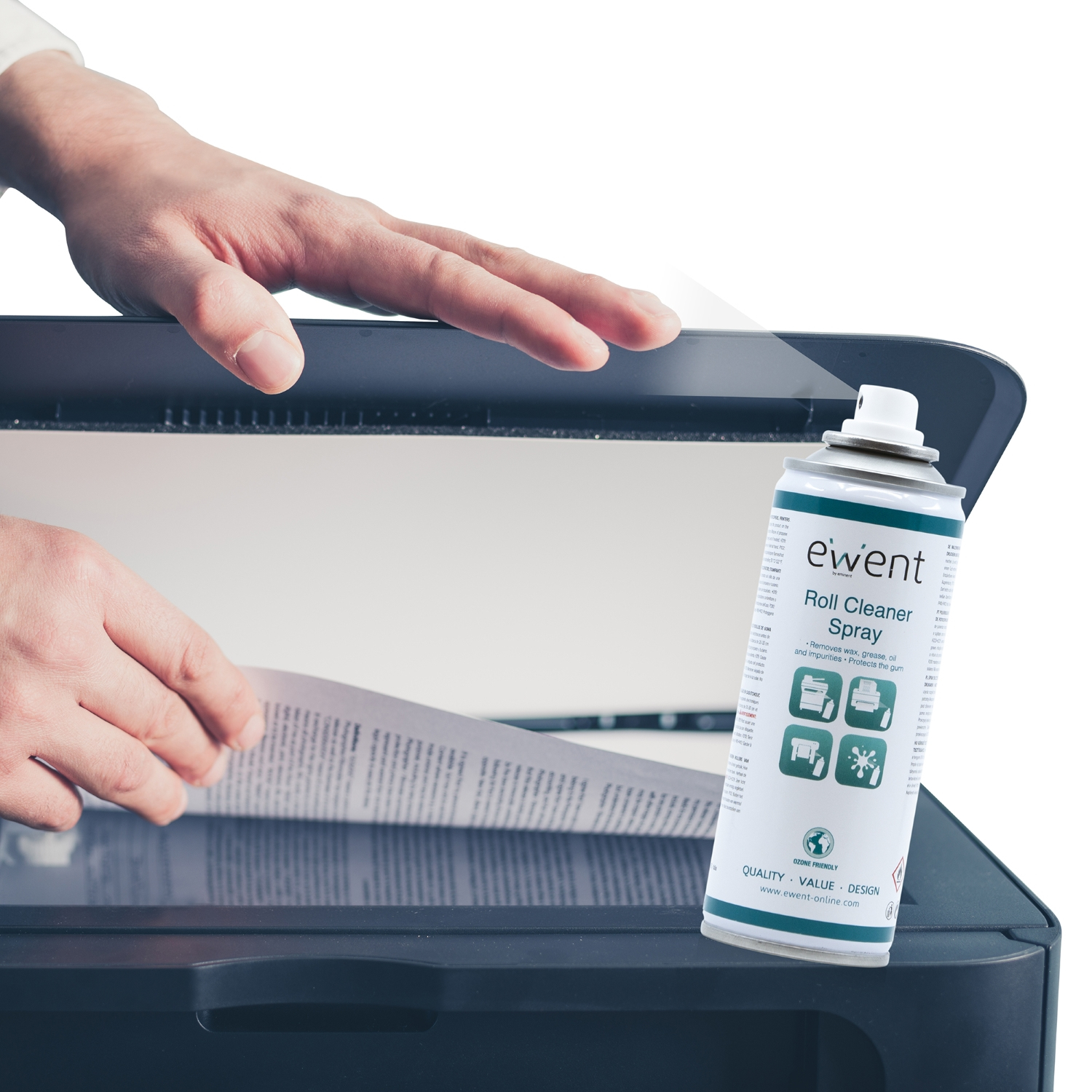 Una persona pulisce una stampante con spray ewent roll cleaner. Un foglio bianco è tenuto in mano.