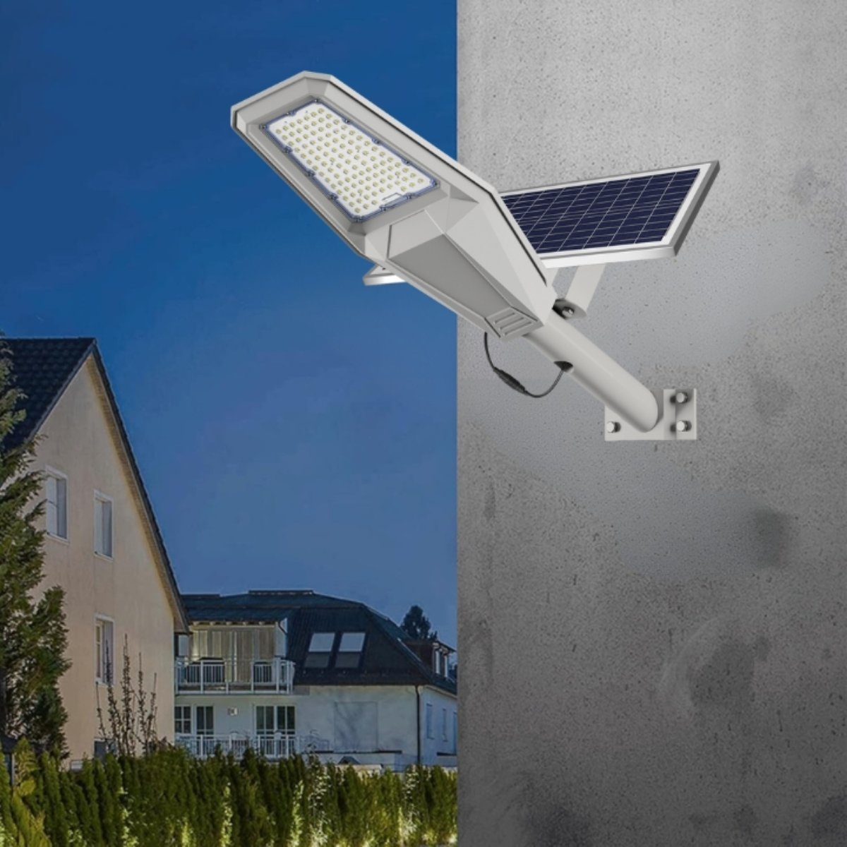 Farola con energía solar montada en una pared, con un panel solar en la parte superior.