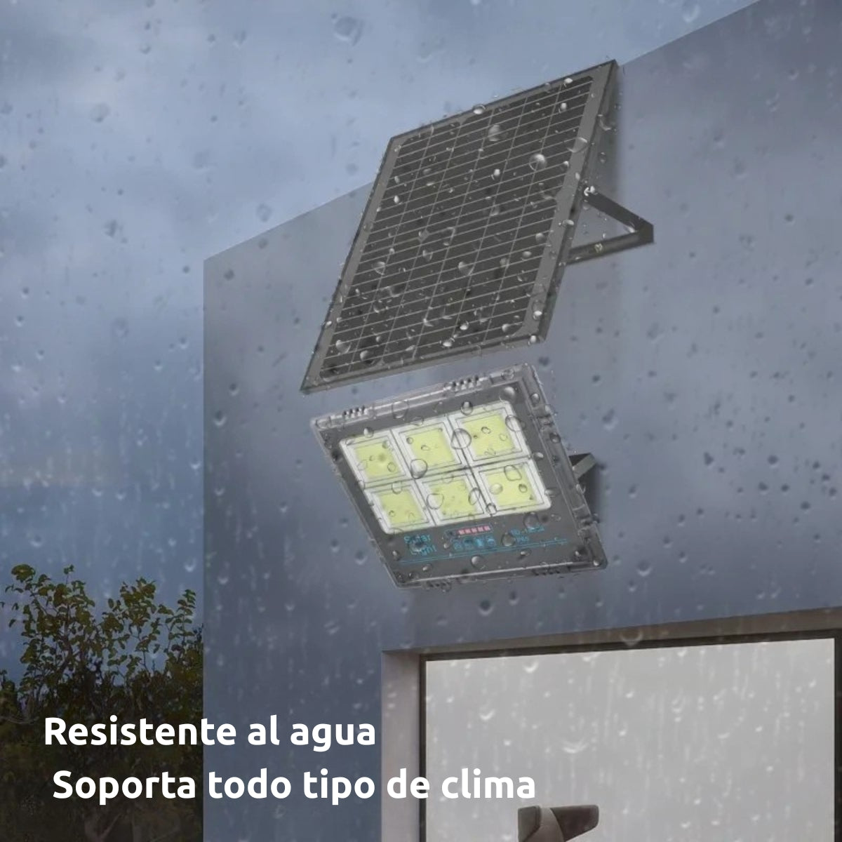 Panel solar y luminaria montados en una pared. Imagen muestra lluvia, y texto español sobre resistencia al clima.