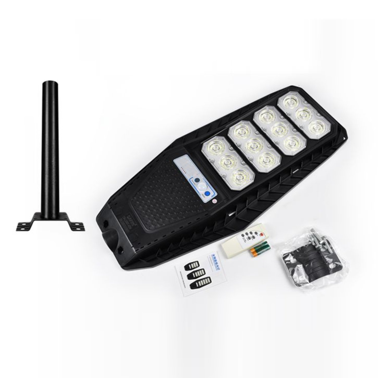 Luz LED solar negra con soporte y accesorios sobre fondo blanco.