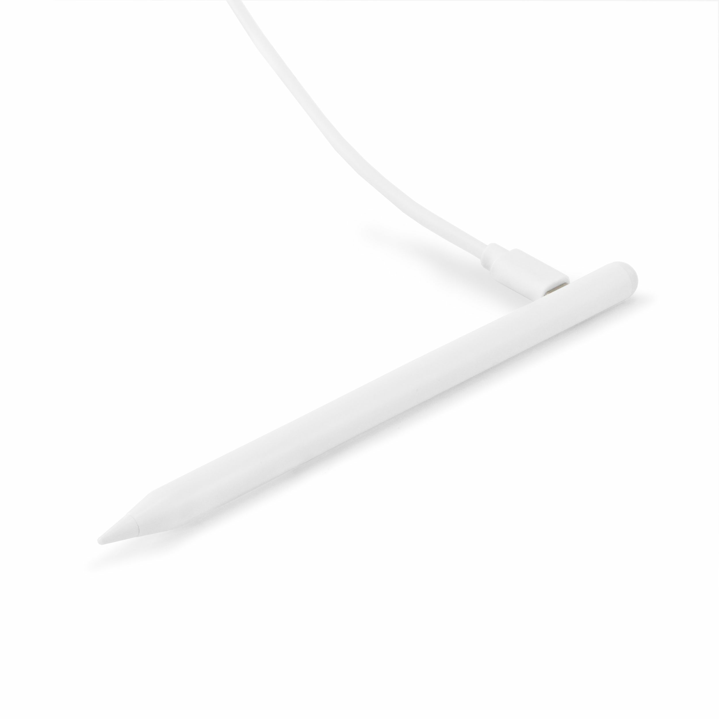 Biały Apple Pencil z kablem ładującym. Odizolowany na białym tle. Ołówek jest pod kątem.