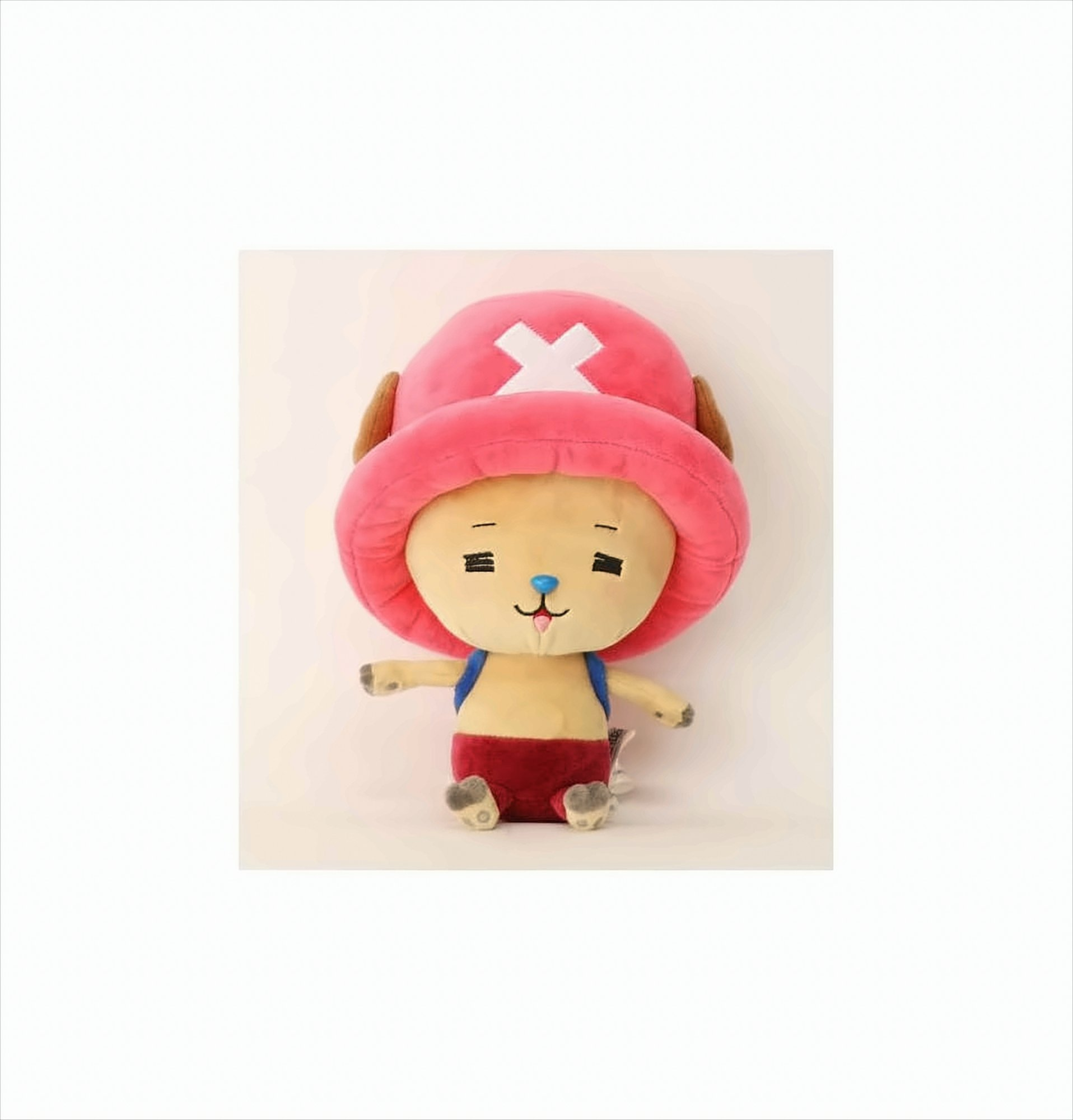 Ein Plüschtier von Tony Tony Chopper aus One Piece, mit rosa Hut und sitzend.