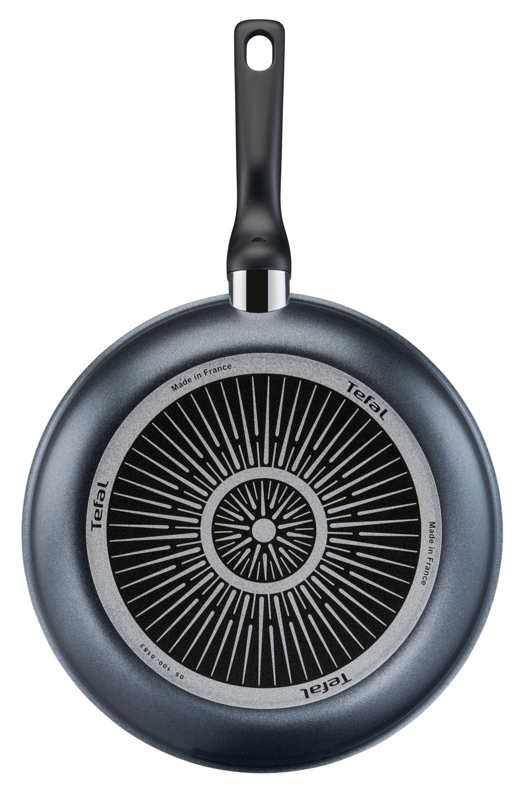 Widok od spodu szarej patelni z czarnym uchwytem. Podstawa ma okrągły wzór i tekst.