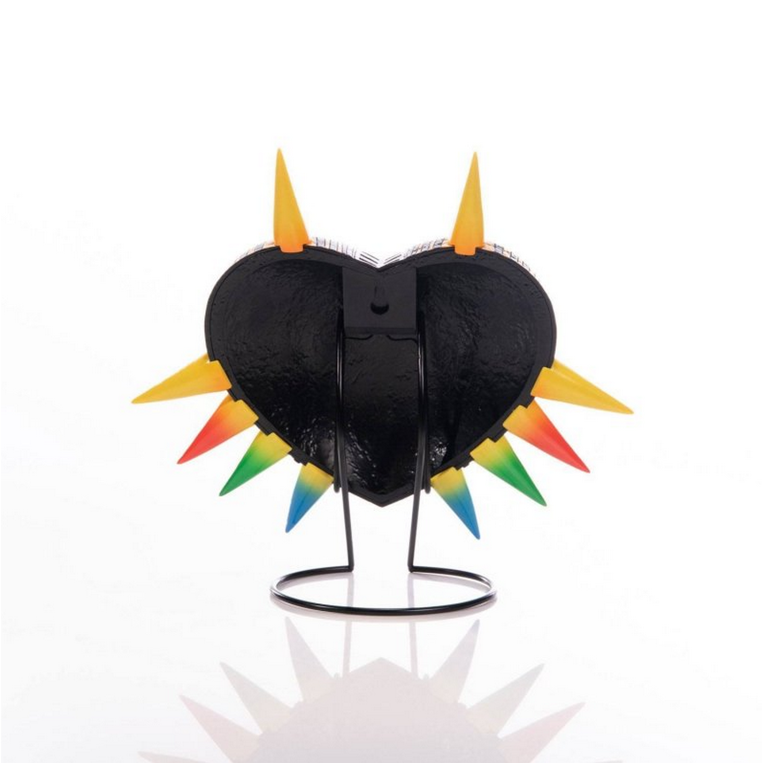 Rückansicht einer Majora's Mask-Replik auf einem Ständer. Weißer Hintergrund.