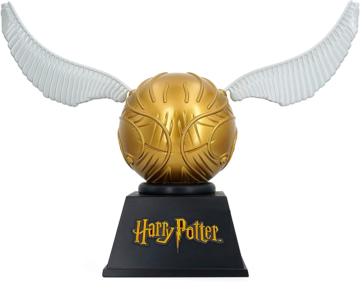 Ein goldener Schnatz mit weißen Flügeln auf schwarzem Sockel mit Harry Potter Logo.