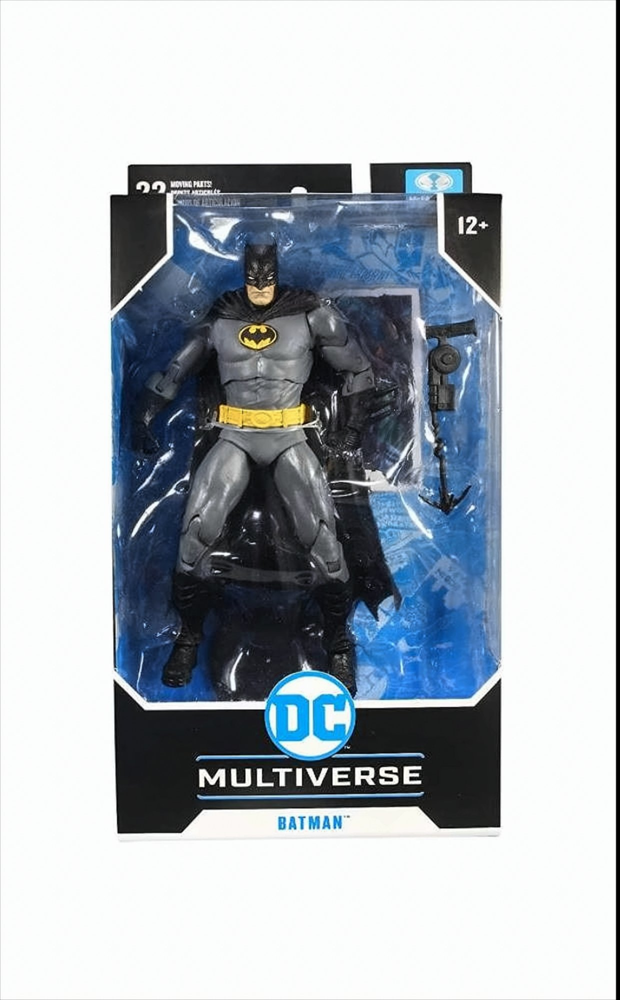 Batman-Actionfigur in Verpackung, in grauem und schwarzem Anzug, mit Umhang und Gürtel.