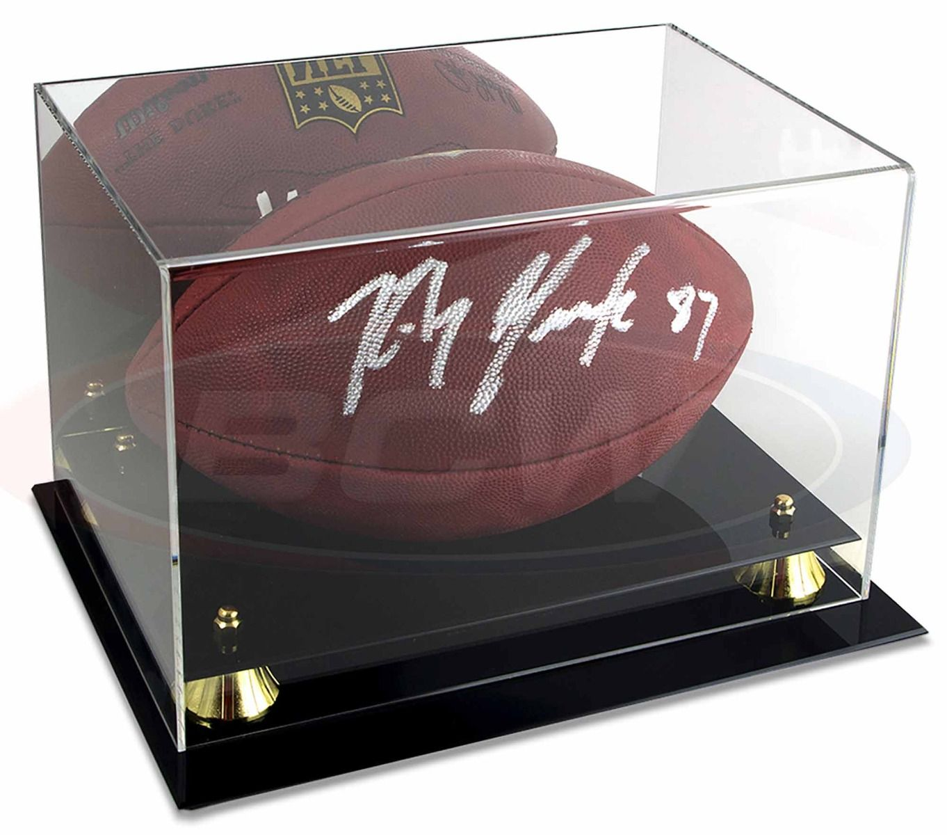 Fußball in einem Glasvitrine auf schwarzem Sockel. Der Ball hat ein Autogramm.