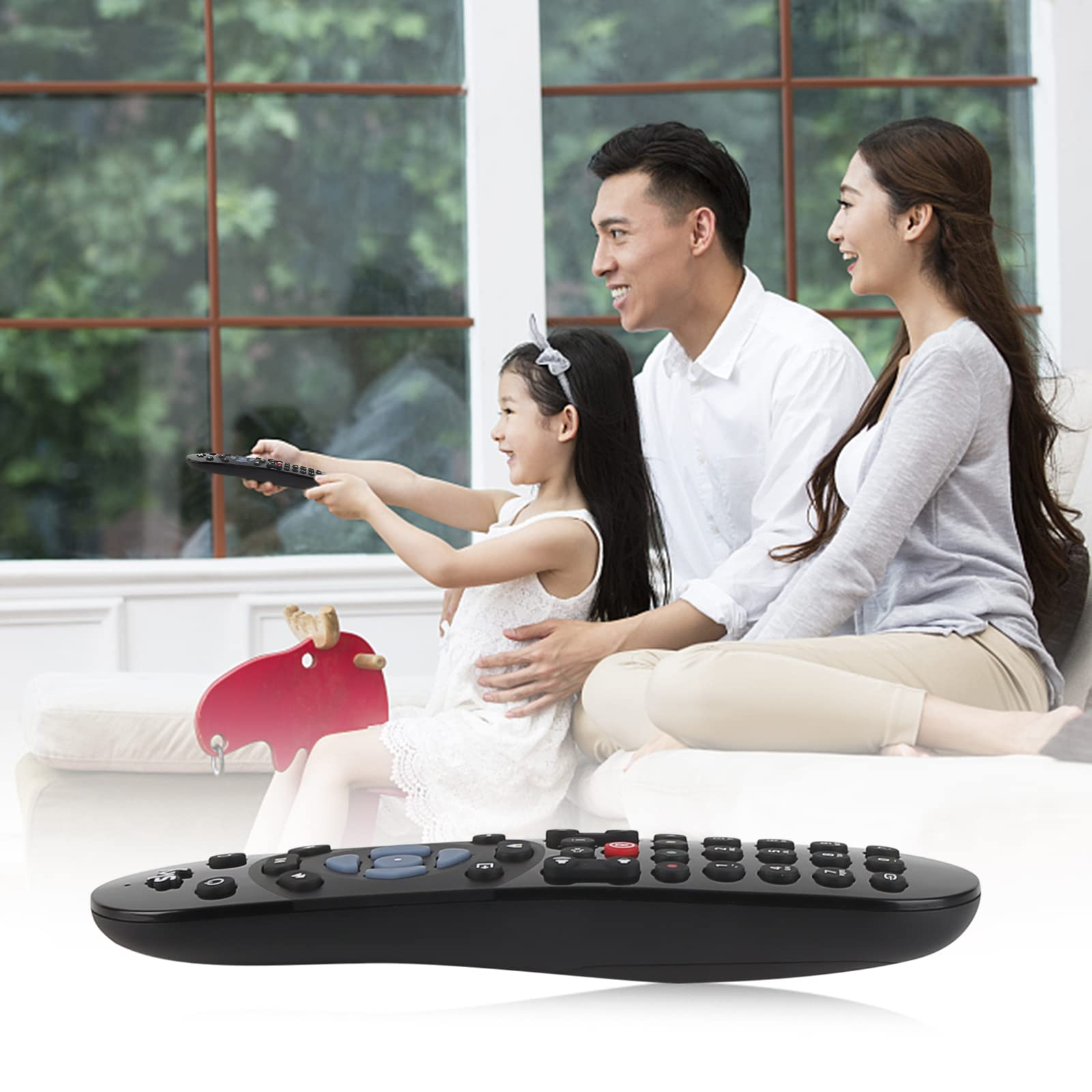Eine Familie sitzt auf einem Sofa, ein Kind hält eine Fernbedienung.