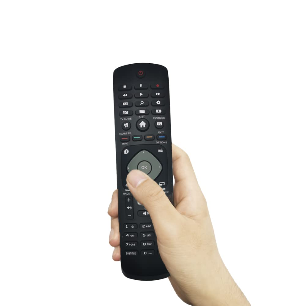 Hand hält eine schwarze Fernbedienung mit mehreren Knöpfen, weißer Hintergrund.