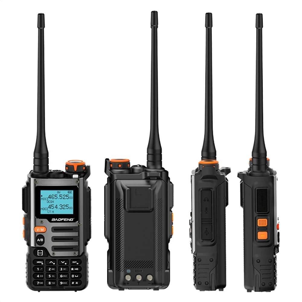 Quattro walkie-talkie in fila. Tutti neri con dettagli arancioni. Hanno antenne in cima.